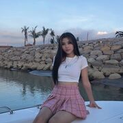 Super hot Asian slut shows her naked body off